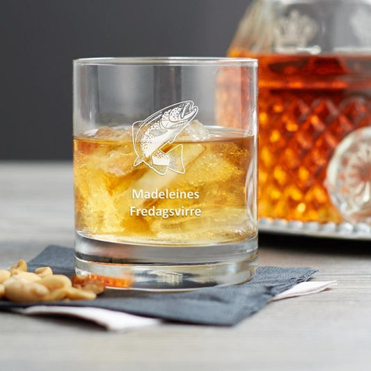 Whiskyglas med öringmotiv och personlig gravyr